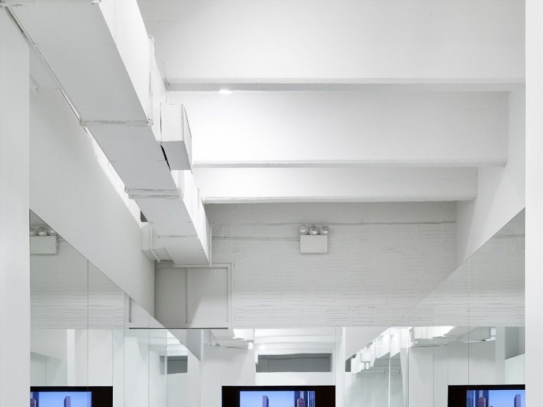 Liam Gillick - In piedi in cima a un edificio: Film 2008-2019