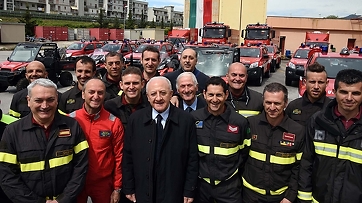 De Luca alla cerimonia di consegna  al Corpo Nazionale dei Vigili del Fuoco di 26 mezzi speciali
