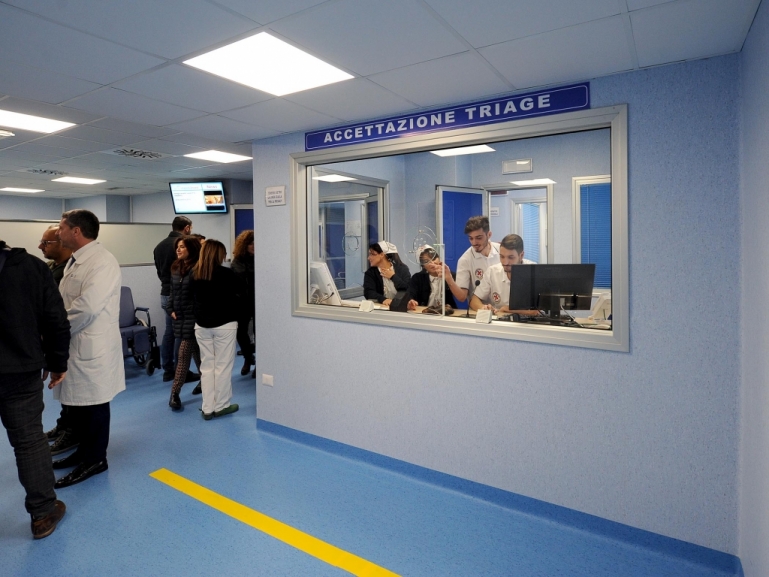PRESIDIO DI POLIZIA ALL'OSPEDALE DI GIUGLIANO, DE LUCA SCRIVE A PREFETTO E QUESTORE