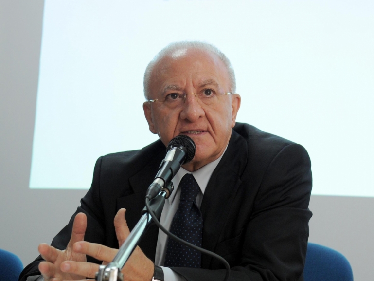 DE LUCA, OPERAZIONE TRASPARENZA: “CHIEDO AL MINISTRO DELLA SALUTE UN CONFRONTO IMMEDIATO E PUBBLICO SUI DATI DELLA CAMPANIA, REGIONE CON LA PIÙ BASSA MORTALITÀ COVID D'ITALIA”