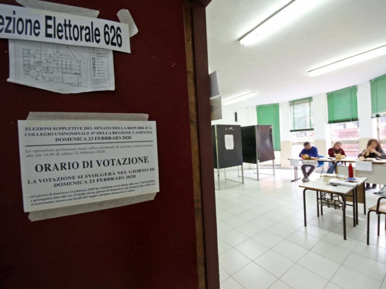 CORONAVIRUS, DISINFESTAZIONE DELLE SCUOLE-SEGGIO ELETTORALE A NAPOLI